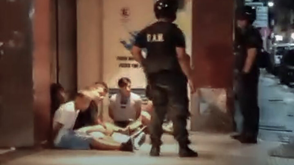 El crudo relato de una fotógrafa que registró la represión policial a un grupo de jóvenes | “Llamen a mi vieja, por favor, socorro”