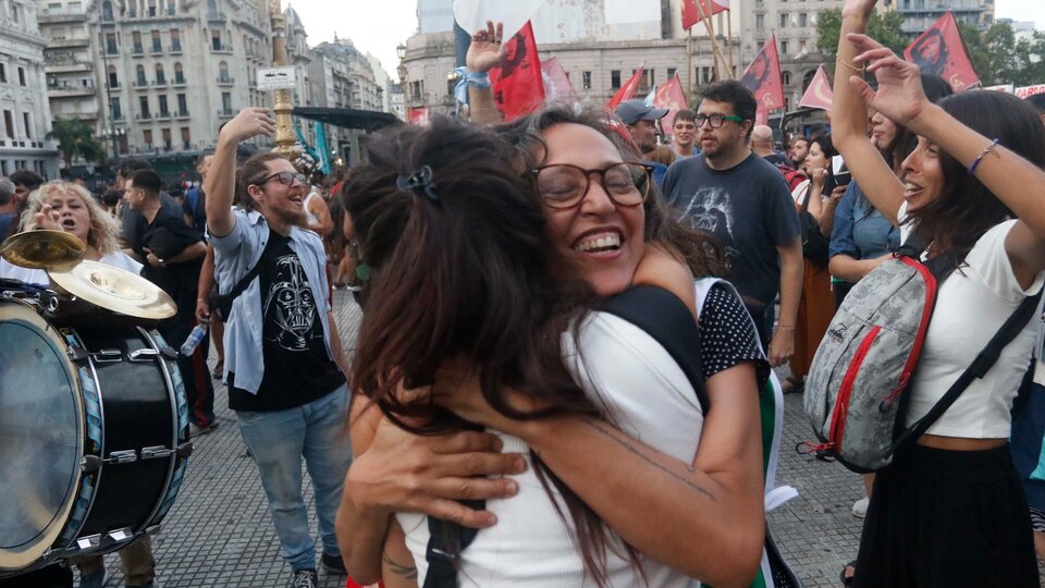 Derrota política y celebración corporativa  