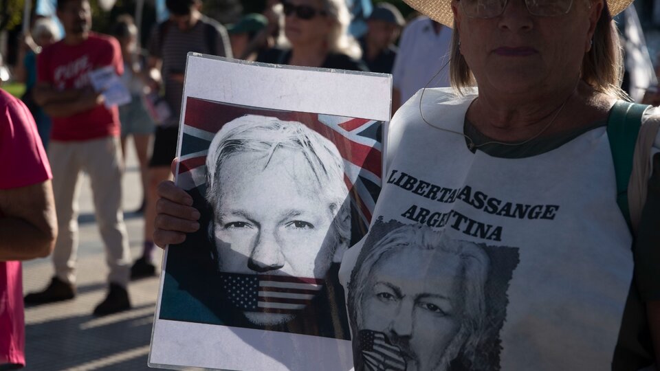 Acto por la liberación de Julian Assange en Plaza de Mayo