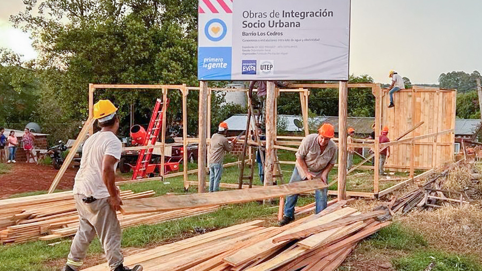 Campaña sucia antes de pasar la motosierra a las obras públicas de los barrios populares | Cinco claves del decreto de Milei y el Fondo de Integración Sociourbana