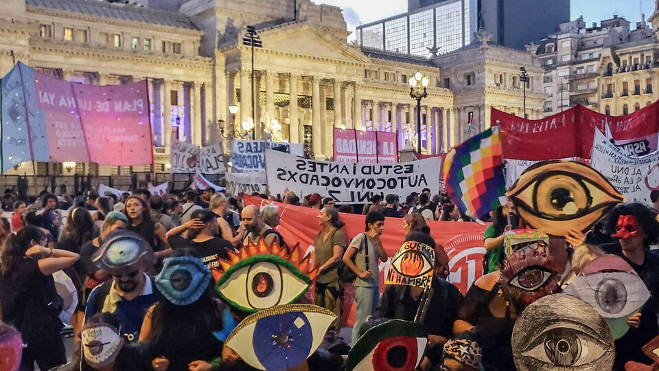 Afuera del Congreso, con saludos a la madre, a la hermana y al perro Conan | Cómo recibieron a Milei los manifestantes, en una zona sitiada por la policía