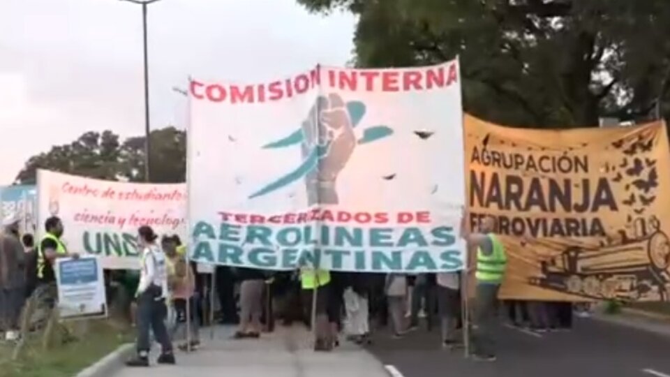 Tercerizados de Aerolíneas cortaron la Costanera frente a Aeroparque | Por 40 despidos