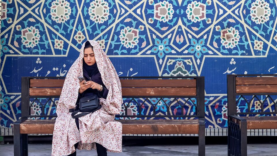 La IA se usa en Irán para controlar el uso del velo | Francia denuncia que al menos 22 mujeres fueron ejecutadas en 2023