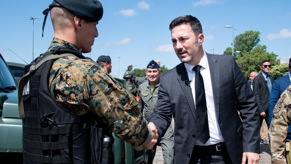 Más fotos de Luis Petri: ahora con militares en Rosario | Un ministro extremadamente atento a la comunicación audiovisual