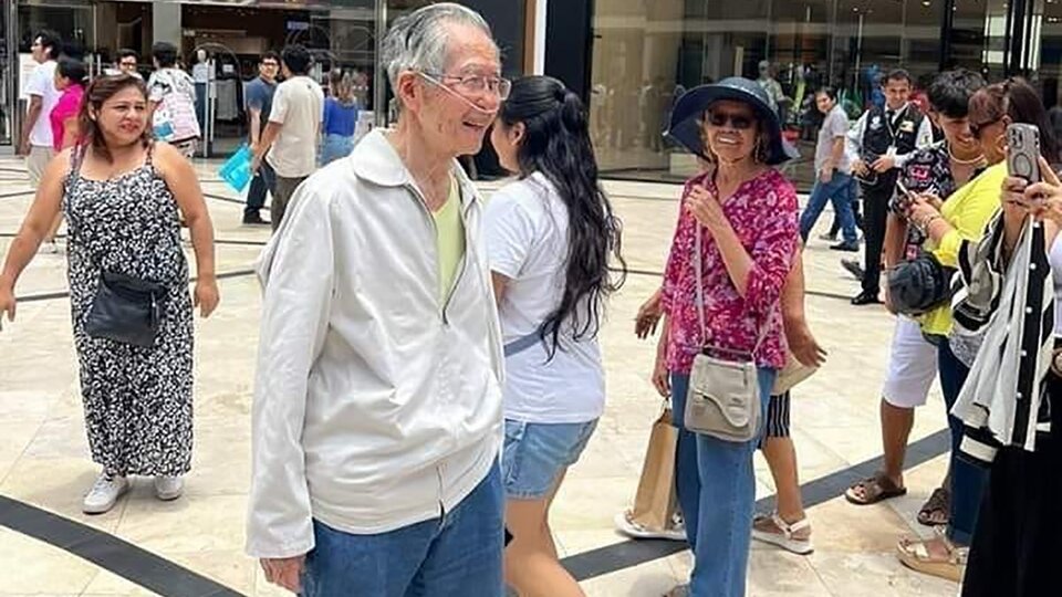 Forgiven Fujimori walks in shopping and social networks |  The public appearance of the former Peruvian dictator is interpreted as a crime to the families of the victims.