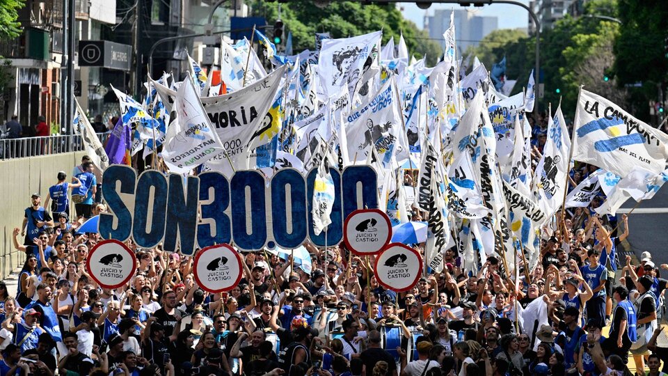 “Hoy el pueblo salió a decir masivamente que no olvida” | Marcha, tambores y bengalas de La Cámpora por avenida del Libertador