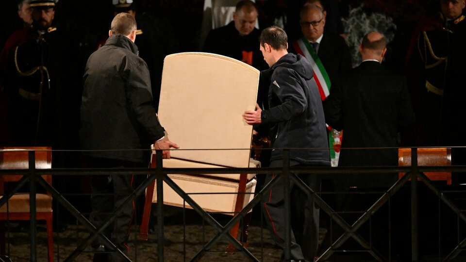 El Papa no participará del Vía Crucis del Viernes Santo | A último minuto retiraron su silla en Roma para resguardar su salud