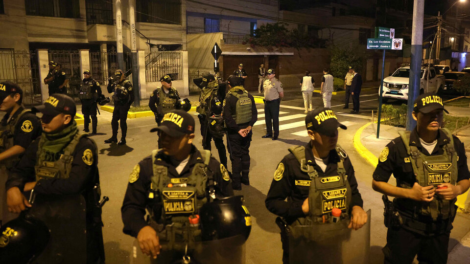 A la presidenta de Perú le pesan los relojes | A Dina Boluarte le allanaron la casa y el Palacio de Gobierno de madrugada