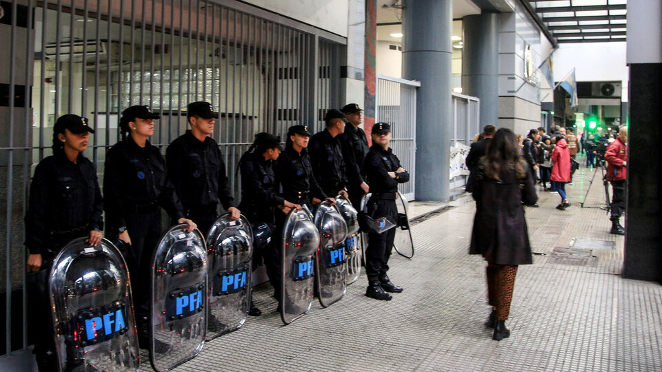 Un megaoperativo policial para sostener los despidos de Milei | Protesta de ATE en ministerios y organismos públicos