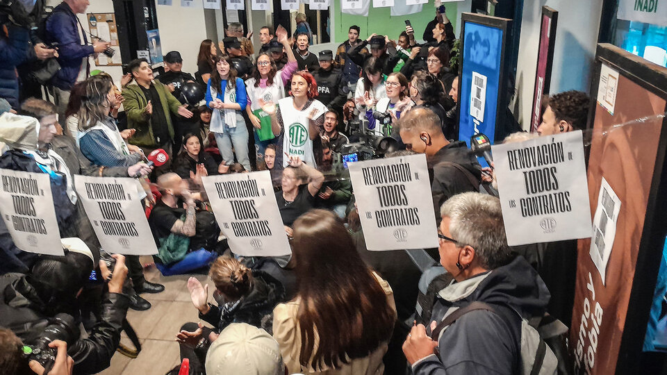 Un desguace a culatazos | El Gobierno militarizó los ministerios y despidió a miles de estatales