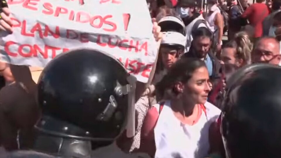 La Policía reprimió a docentes y jubilados frente al Congreso | El Gobierno aplicó nuevamente el protocolo antipiquetes