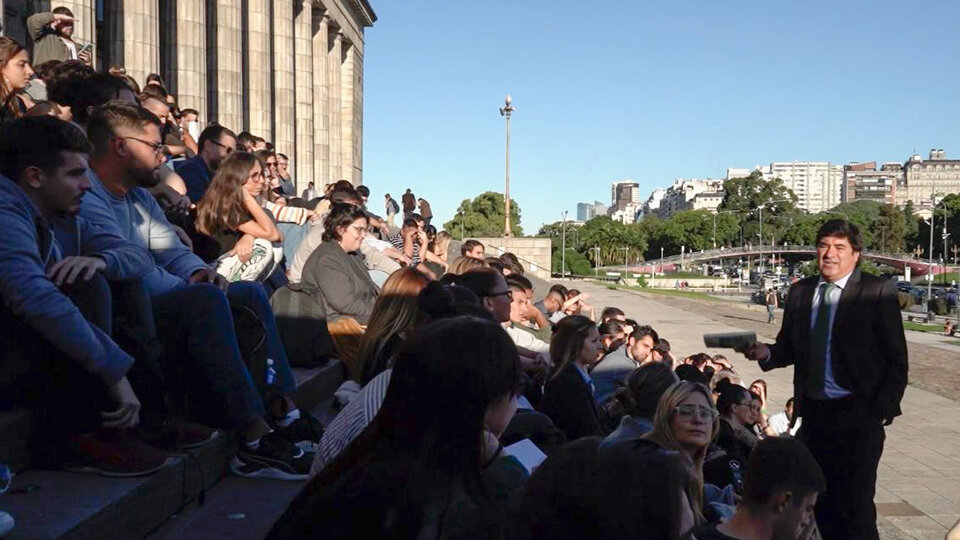 En la calle para no perder el aula | Clase abierta en las escalinatas de la Facultad de Derecho