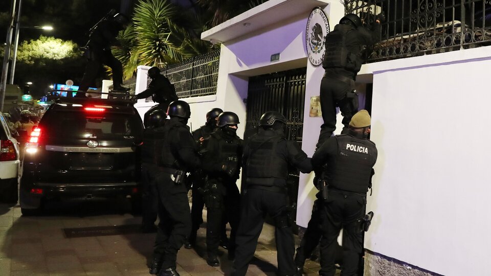 La policía ecuatoriana irrumpió en la embajada de México para detener a Jorge Glas | Minuto a minuto