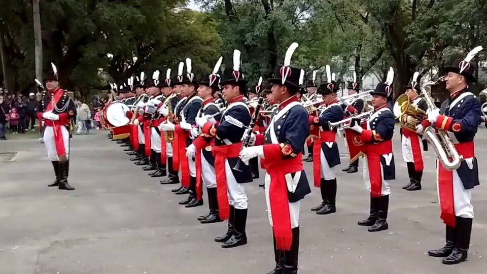 “Avenida de las Camelias”, la marcha militar que suena en los actos de Milei | Tiene más de un siglo y acompañó el anuncio en la radio del golpe de 1976