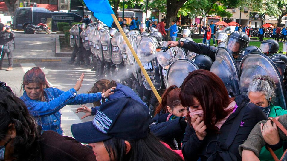 Palos, gases y balas de goma como respuesta al hambre | Represión policial en la 9 de Julio a los movimientos sociales