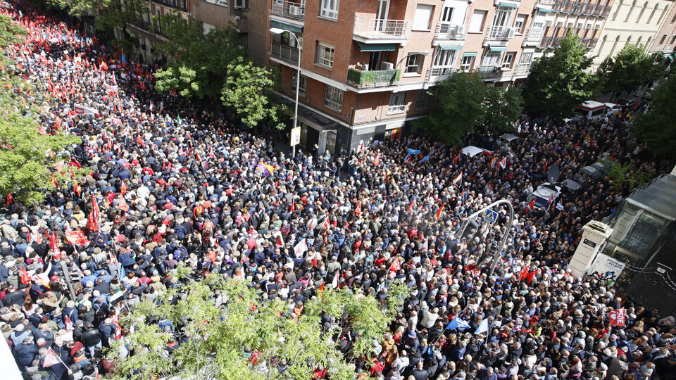 Thousands of people came out to support Pedro Sanchez in Madrid  Mass march to the headquarters of the Socialist Workers' Party;  The Prime Minister will announce on Monday whether he will submit his resignation