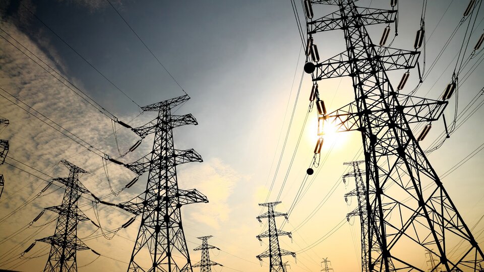 Superávit, en dinero de las empresas eléctricas |  En junio, Milei confirmó que solo se pagaría la deuda del sector