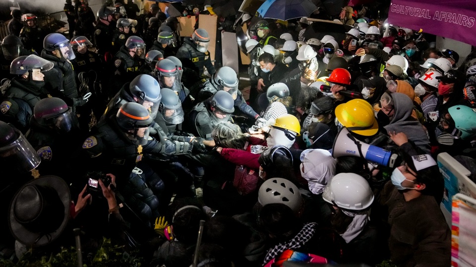Estados Unidos: la policía reprime las protestas estudiantiles propalestina | Más de 130 detenidos en el campamento de la Universidad de California