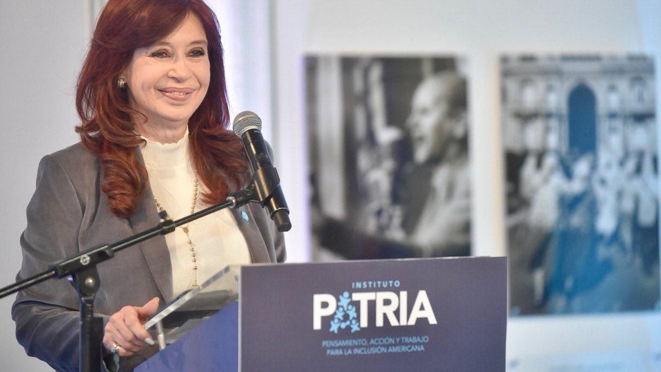 noticiaspuertosantacruz.com.ar - Imagen extraida de: https://flipr.com.ar/nacionales/politica/pagina12/cristina-kirchner-con-panos-frios-a-la-interna-y-los-canones-contra-javier-milei-y-la-ley-bases/