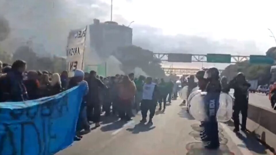 Sticks and gasoline to the protest in opposition to layoffs at INTI |  Repression in Common Paz