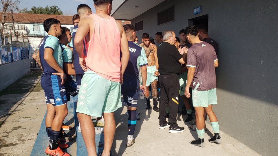 Scandal in San Telmo-Aldosivi: they threw a thunder bomb within the visiting locker room |  The coach of the Shark, hospitalized