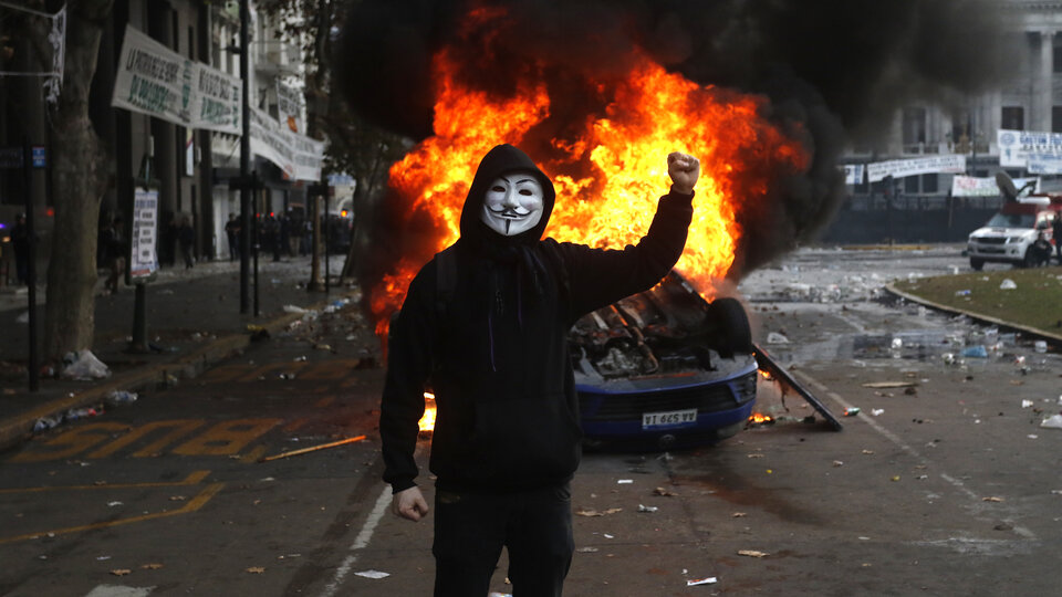 The Cadena 3 journalist assured that he was attacked by “infiltrated folks” |  They burned his automotive in the midst of the protest towards the Bases Regulation