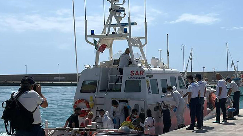 Italia: recuperati i corpi di sei migranti |  Dopo che una barca è affondata al largo delle coste calabresi