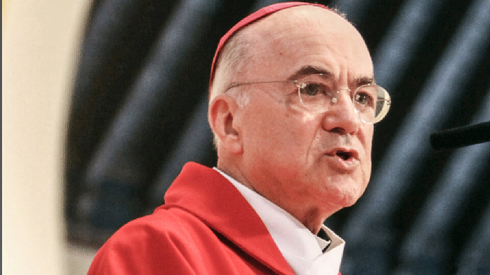 Arcivescovo scomunicato per aver aggredito il Papa  Viganò aveva descritto Francesco come un “tiranno”, “eretico” e “servo di Satana”.