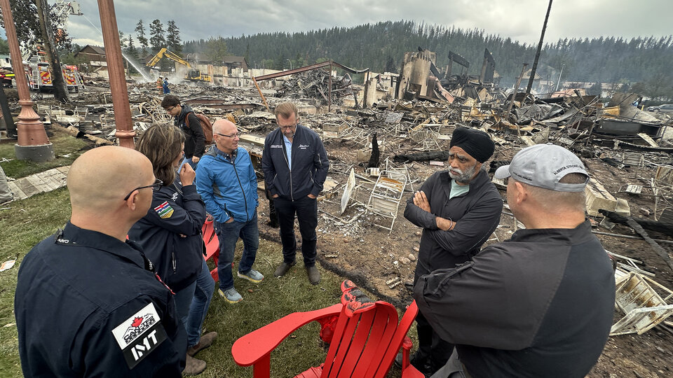 Sigue el combate contra el fuego en el Parque Nacional de Jasper