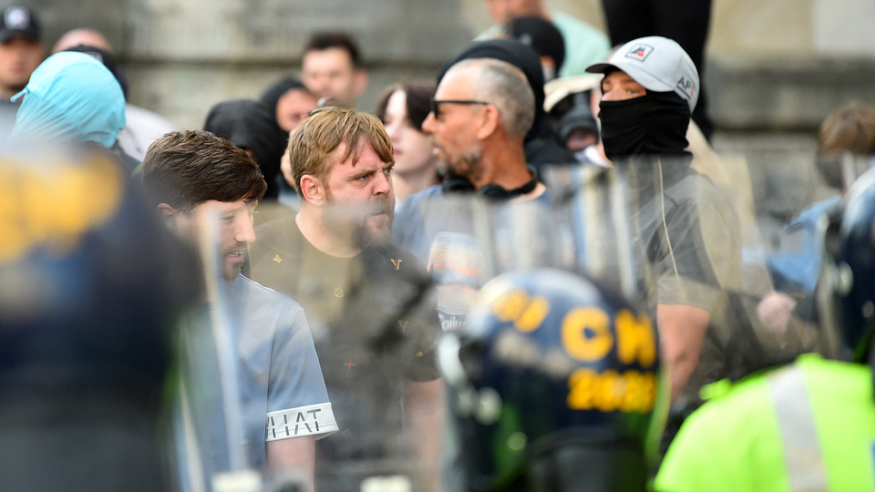 Reino Unido: Enfrentamientos entre manifestantes de ultraderecha y la policía