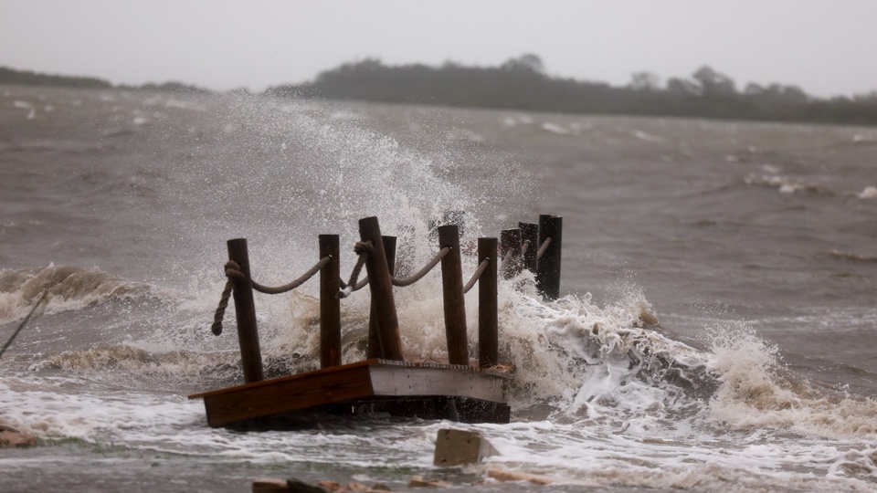 Un muerto, apagones y retrasos de vuelos deja en EE.UU. el huracán Debby