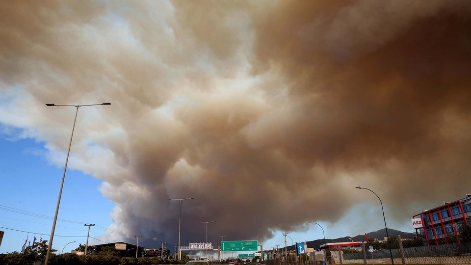 Dos grandes incendios a las afueras de Atenas obligan a evacuar a miles de personas