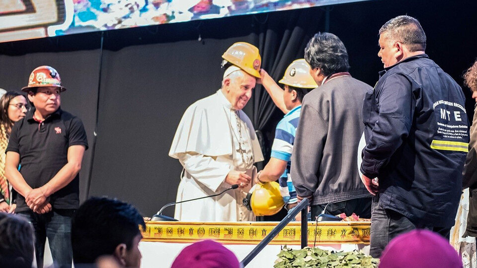 Pope with Juan Grapois in meeting with popular movements | A popular prayer with roots in Latin America