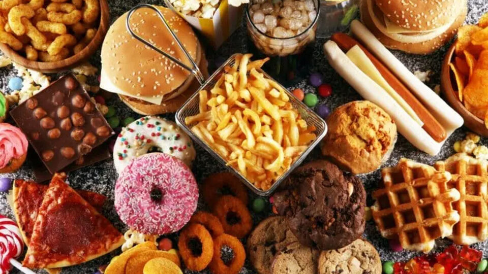 Eating highly processed foods increases the amount of microplastics in the body Using plastic containers or utensils does not cause major pollution