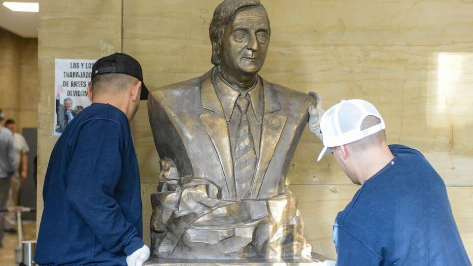 Retiraron el busto de Néstor Kirchner del edificio de la Anses Los