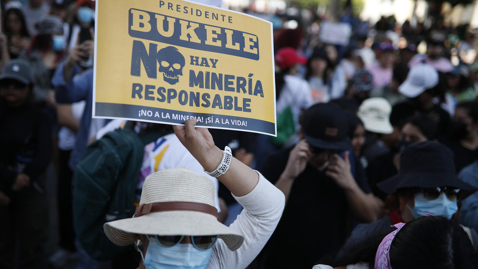 Masiva manifestación contra el regreso de la minería en El Salvador | La explotación minera estaba prohibida desde 2017 | Página|12