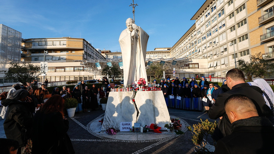 Concern for the health of Pope Francis | Faithful pray for the Supreme Pontiff to recover