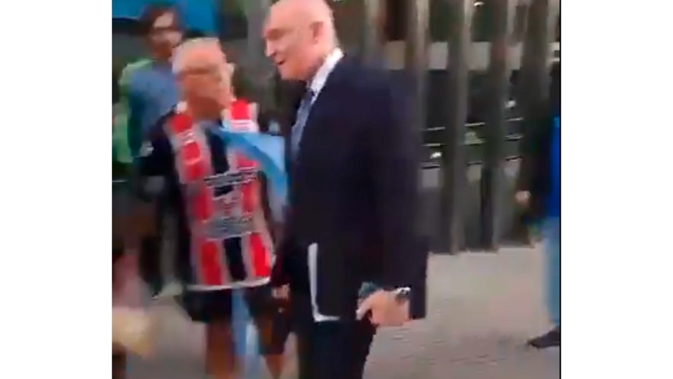 Espert Clashes with Fans, Confronts Reality: Pensioner Demanding Rights