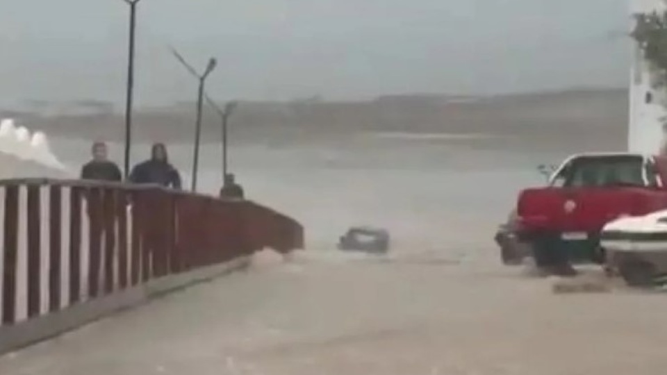 Temporal en Las Grutas: Vehículo Arrastado al Mar; Calles Anegadas
