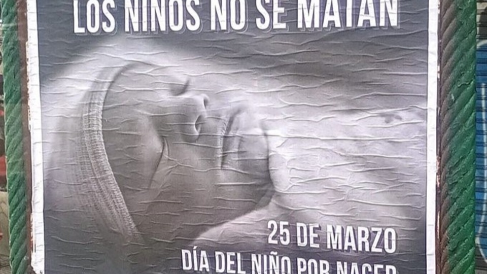 El Gobierno celebró el "Día del Niño por Nacer" y la Ciudad amaneció empapelada con afiches antiderechos
