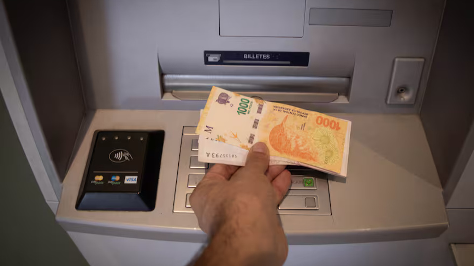 Cambios en cajeros automáticos: los bancos aumentan la comisión que cobran por retirar dinero