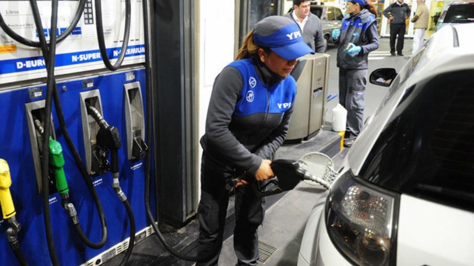 YPF anunció que baja los precios de la nafta y gasoil un 4% | Desde el 1 de  mayo | Página|12