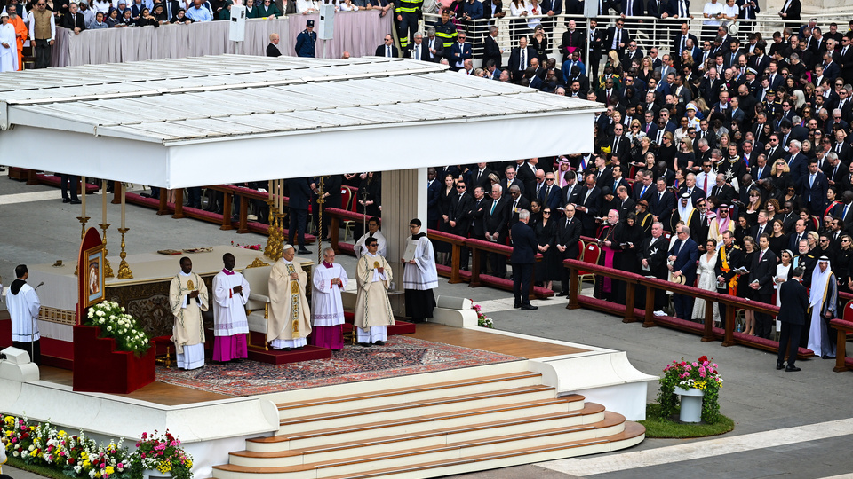 León XIV, oficialmente el nuevo Papa, llamó a construir un mundo donde reine la paz