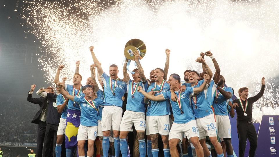 Napoli se consagró campeón en la liga italiana | El equipo le ganó a Cagliari como local para el delirio de su gente Napoli se consagró campeón en la liga italiana | El equipo le ganó a Cagliari como local para el delirio de su gente