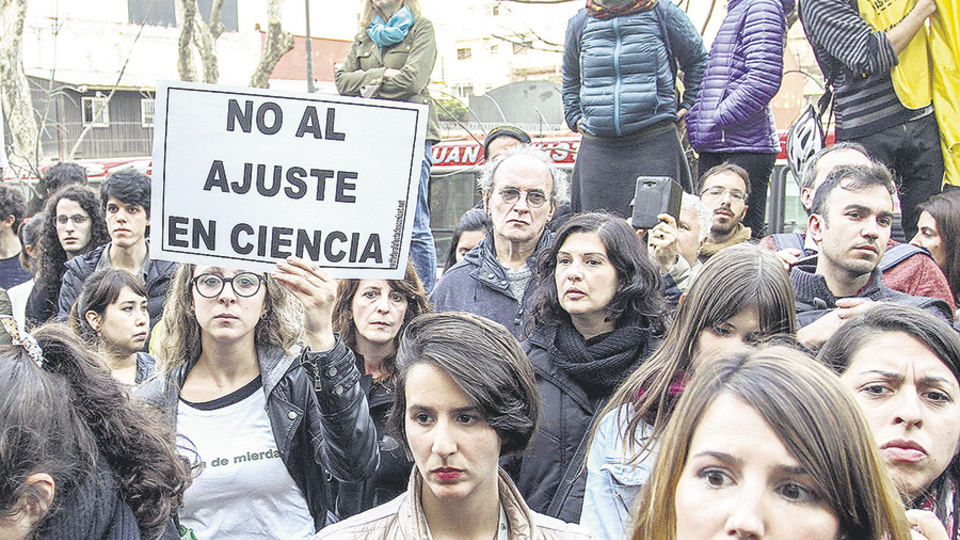 Fuga de Cerebros en Argentina: Científicos Exigen Acción Urgente Bajo la consigna 'Nadie se Salva Solo'