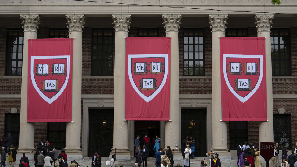Estudiantes internacionales de Harvard, en la mira de Trump