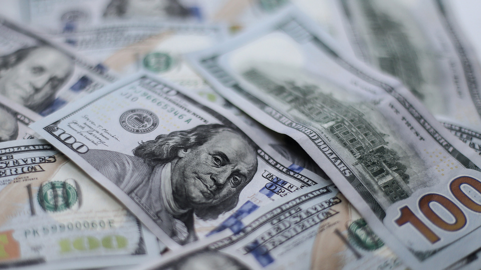 Cae 22 pesos el dólar mayorista 