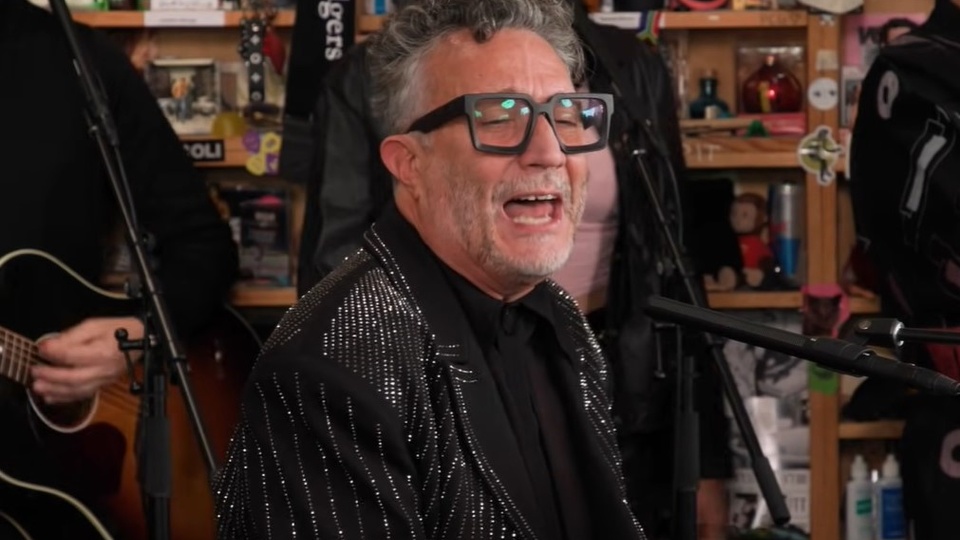 Fito Páez cantó en Tiny Desk y deslumbró: cinco versiones íntimas de su repertorio de hits y clásicos | Otro argentino en las oficinas de NPR | Página|12