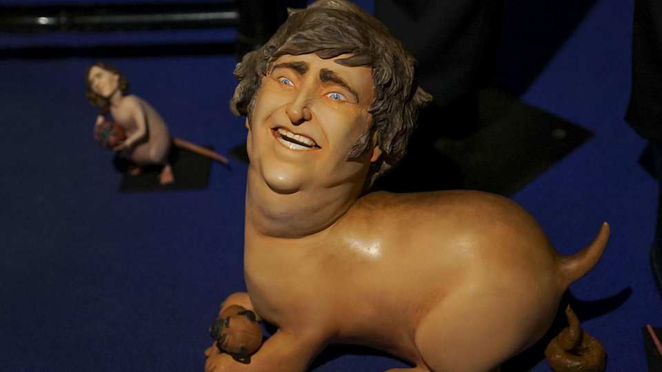 Javier Milei, perro faldero de Donald Trump: las creativas esculturas de un artista chileno | En el Museo de Cera de Madrid | Página|12