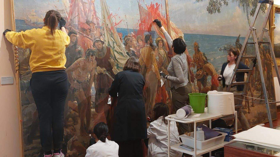 Ils ont jeté de la peinture sur un tableau de Colomb conservé au Musée naval de Madrid et ont été arrêtés | En protestation contre le génocide des peuples autochtones